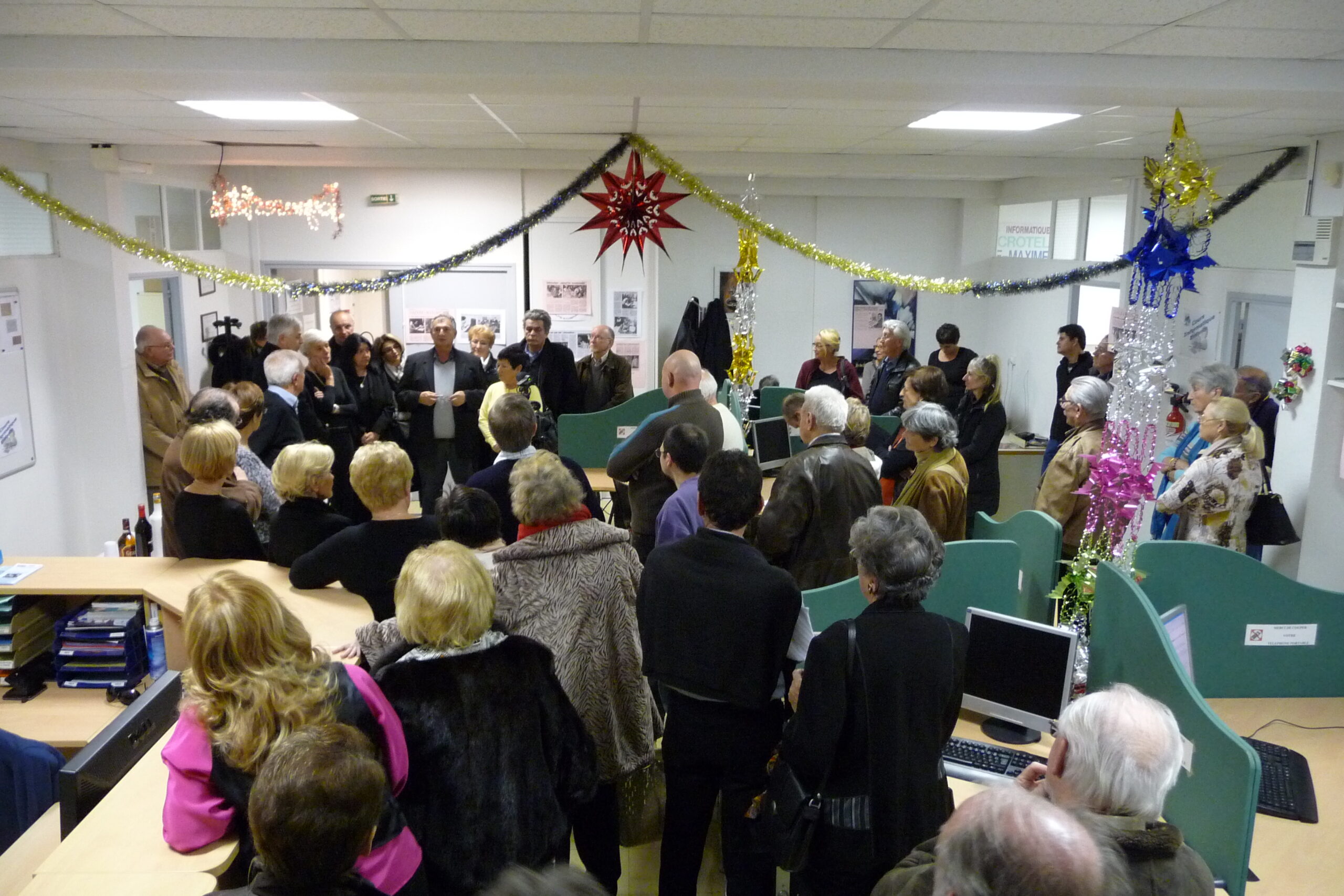 Adhérent du club travaillant sur ordinateur